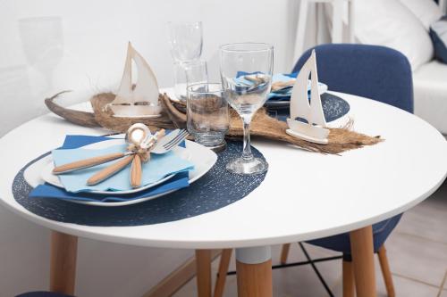 บริการและสิ่งอำนวยความสะดวก, Le petit marin des salines à 0 metre de la plage (Le petit marin des salines a 0 metre de la plage) in เรอมีร์-มงโฌลี