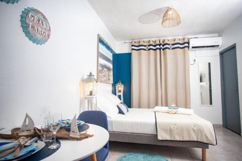 Le petit marin des salines à 0 metre de la plage (Le petit marin des salines a 0 metre de la plage) in เรอมีร์-มงโฌลี