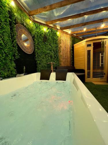 SPA de charme 6 pers avec Jacuzzi & Sauna privatifs au coeur de ville - Esprit Coco - Location saisonnière - Mulhouse