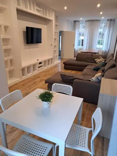 Tolstov House - 5 Room House with Terrace - 35 Min to Messe DUS in Mönchengladbach, Deutschland