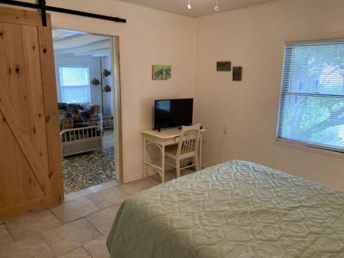 Oleander Cottage- in the Heart of Flagler Beach and steps to the Beach!