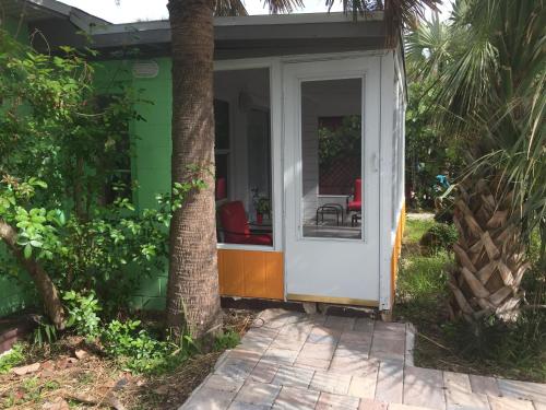 Oleander Cottage- in the Heart of Flagler Beach and steps to the Beach!