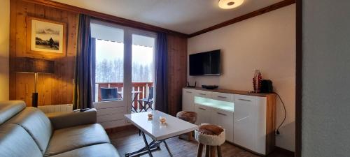 Studio in Huez with wonderful mountain view shared pool and furnished balcony - image 2