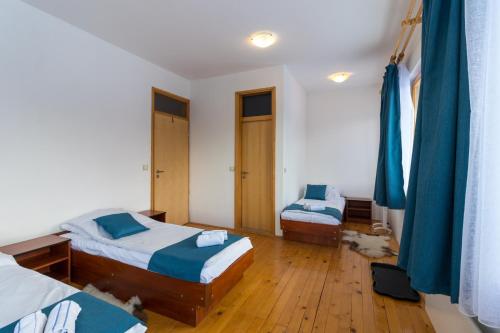 4 twin beds