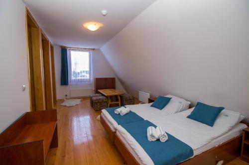 7 twin beds
