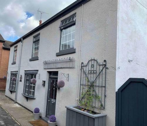 BYRON SQUARE COTTAGE in Hucknall