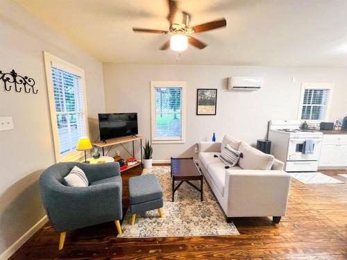 Unwind & Relax at Azalea Cottage on Bayou in Lafayette, USA