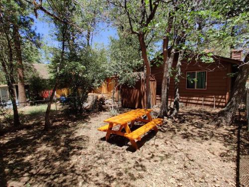 Garden, Cozy chalet perfect for a relaxing getaway! in Big Bear City (CA)