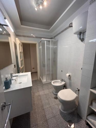 Shower, Casa di Nonna: appartamento in Naples
