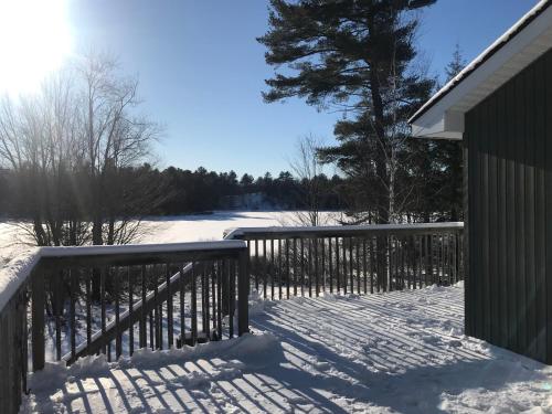 Perfect 3 bedroom waterfront muskoka cottage