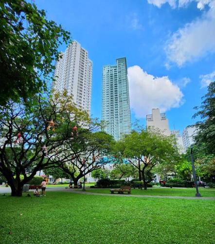 Modern Hotel-type Studio near Greenbelt Netflix 100mbps - Tap to explore photos