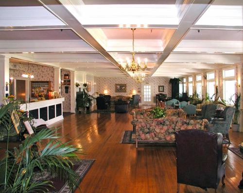 ห้องส่วนกลางสำหรับนั่งเล่น/ดูทีวี, Lakeside Inn on Lake Dora in เมาท์ โดรา (FL)