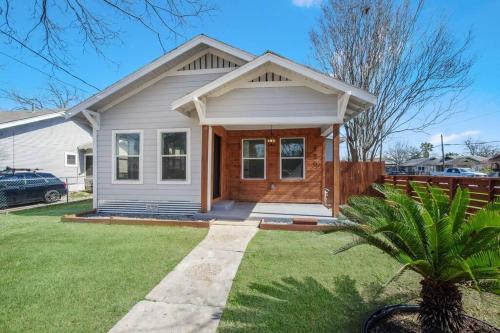 Modern 3 bedroom home 2 mi from Downtown-Alamodome