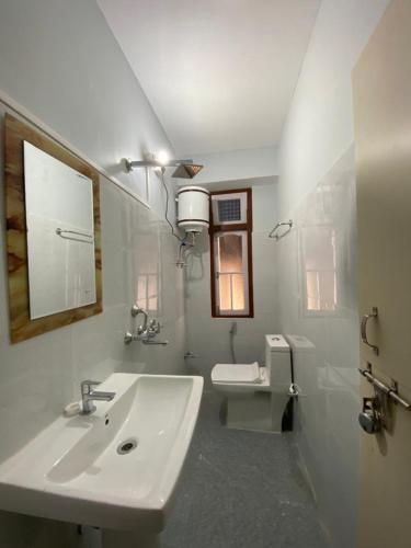 Bathroom, Aari INN Homestay in Aritar