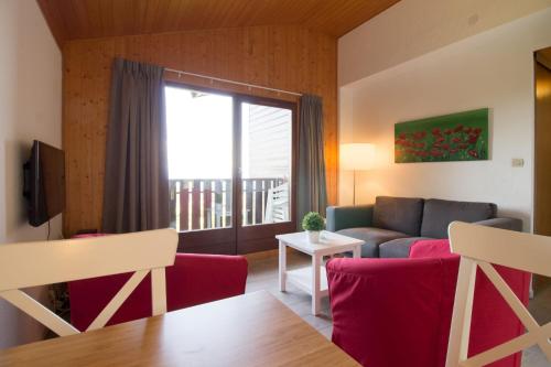 Modern 2 bedroom apartment with lake view, close to cablecar, ski slopes, restaurants and Lake Geneva