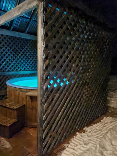 Pezsgőfürdő, Brīvdienu māja Pakavi (Brivdienu maja Pakavi) in Skulte