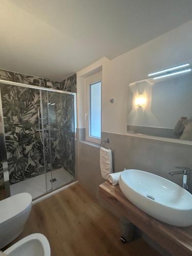 Deluxe Double Room with Balcony image 10