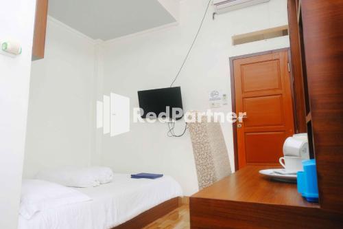 Guest House Bibong Makassar Mitra RedDoorz - Tap to explore photos