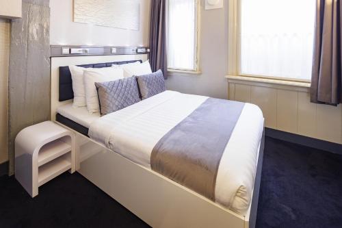 Small Double Room image 5