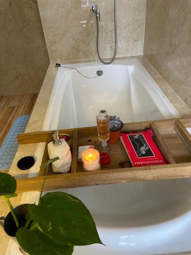 ห้องน้ำ, 11 Monteviot: Luxury homestay overlooking a tea estate in เคอร์ซอง