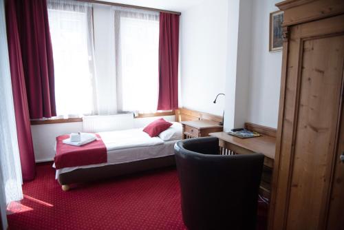 1 king bed, 1 twin bed