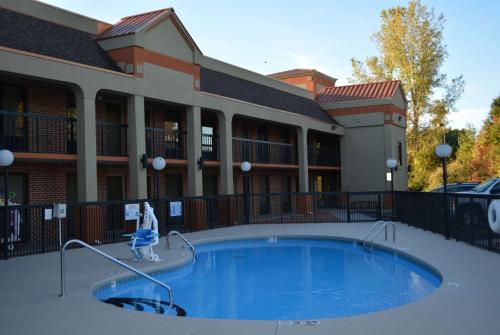 Super 8 by Wyndham Huntersville/Charlotte Area - image 8