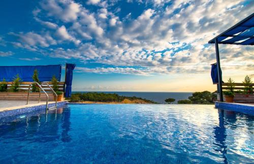 SEA AND POOL VİEW MOUNTAIN HOUSE