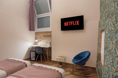 Double or Twin Room with Private Bathroom image 9
