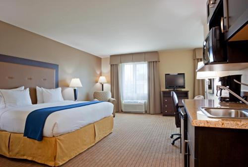 Holiday Inn Express & Suites Madison-Verona, an IHG Hotel