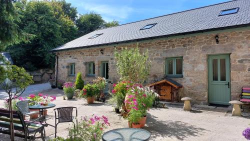 Wesley House Holidays - Choice of 2 Quirky Cottages in 4 private acres - Redruth