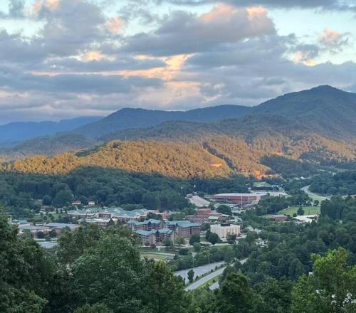 2 Bedroom Apartment overlooks WCU and Cullowhee NC