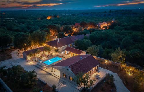 Nice Home In Oklaj With Outdoor Swimming Pool, 6 Bedrooms And Wifi - Location saisonnière - Oklaj