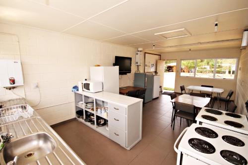 virtuve, Ranfurly Holiday Park & Motels in Renfērli