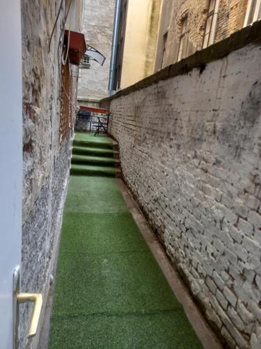 Liszt Ferenc square Studio apartment - image 12