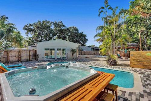 AQUA-OASIS-PRIVATE HOME W/HEATED POOL/HOT-TUB_NEAR_BEACH & LAS OLAS.HUGE-BACKYARD. in Fort Lauderdale, USA