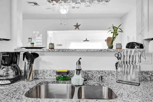AQUA-OASIS-PRIVATE HOME W/HEATED POOL/HOT-TUB_NEAR_BEACH & LAS OLAS.HUGE-BACKYARD. in Fort Lauderdale, USA