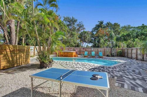 AQUA-OASIS-PRIVATE HOME W/HEATED POOL/HOT-TUB_NEAR_BEACH & LAS OLAS.HUGE-BACKYARD. in Fort Lauderdale, USA