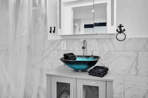 AQUA-OASIS-PRIVATE HOME W/HEATED POOL/HOT-TUB_NEAR_BEACH & LAS OLAS.HUGE-BACKYARD. in Fort Lauderdale, USA
