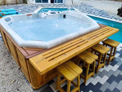 AQUA-OASIS-PRIVATE HOME W/HEATED POOL/HOT-TUB_NEAR_BEACH & LAS OLAS.HUGE-BACKYARD. in Fort Lauderdale, USA