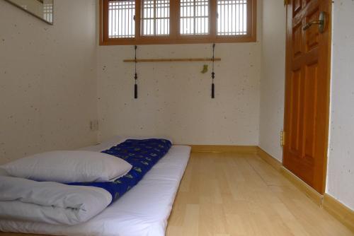 Korean-Style Single Room image 1