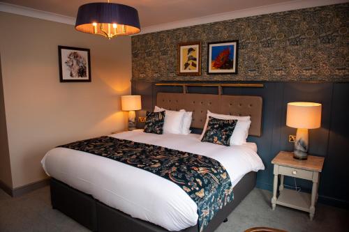 411250331 The Red Lion Inn by Chef & Brewer Collection