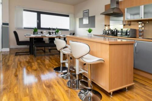 Stunning Glasgow Apartment Sleeps 10 - Parking - Balcony, Glasgow (photo 7)