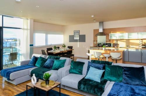 Picture of Stunning Glasgow Apartment Sleeps 10 - Parking - Balcony