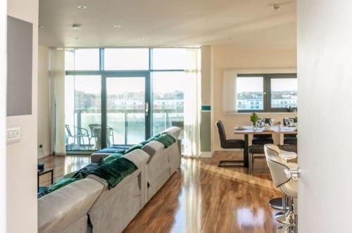 Stunning Glasgow Apartment Sleeps 10 - Parking - Balcony