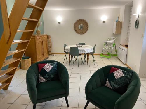 Maison de village avec jardin 15mn des plages, wifi, 2 chambres, jardin