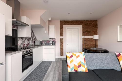 Cool, Calm & Contractor-Approved - Summer Stays Open - Apartment D - Gillingham