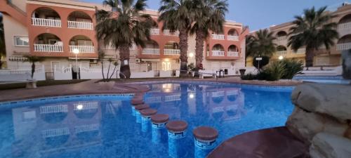  Poolside 2 Bedroom Apt, Ultra Fast Wi-Fi, Netflix, 200+ TV Channels in Los Alcázares