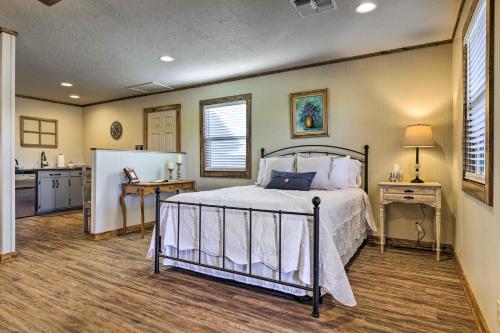 Cozy Fredericksburg Studio Near Wineries! in Fredericksburg, USA