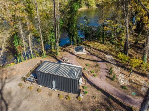 Omgivelser, Riverside Tiny Cabin w Hot Tub, Fire Pit, & Kayaks in Rileyville