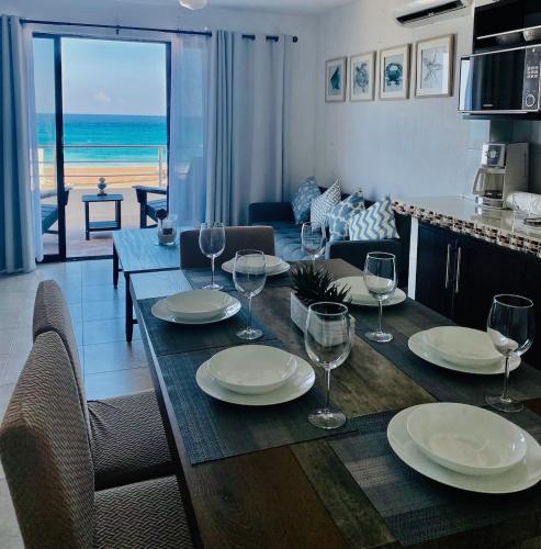 Cancun Hotel Zone, Beachfront 2 BR Apartment - Prime Location, Cancún